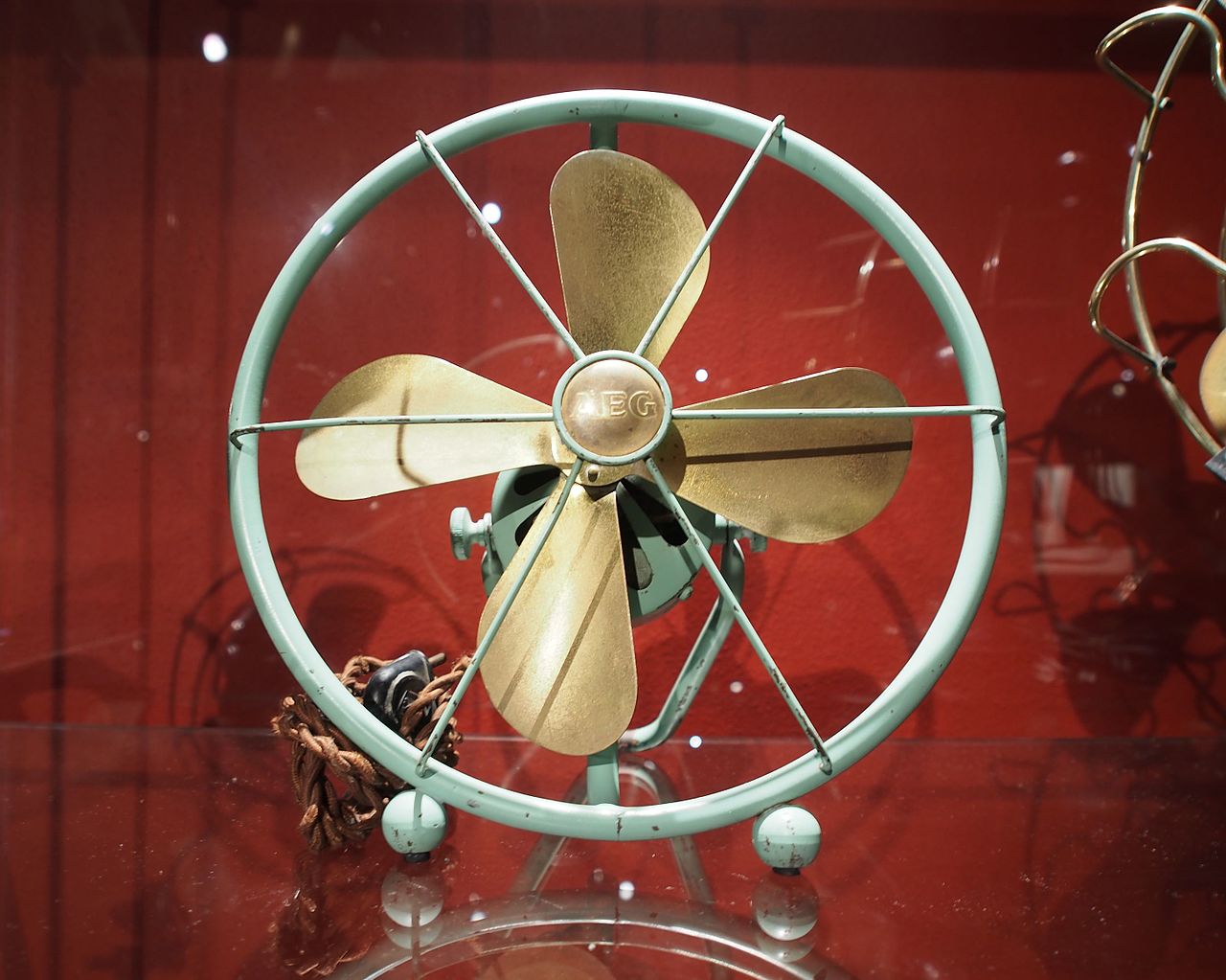 Cast-iron desk fan, brass blades (1900–1940)
