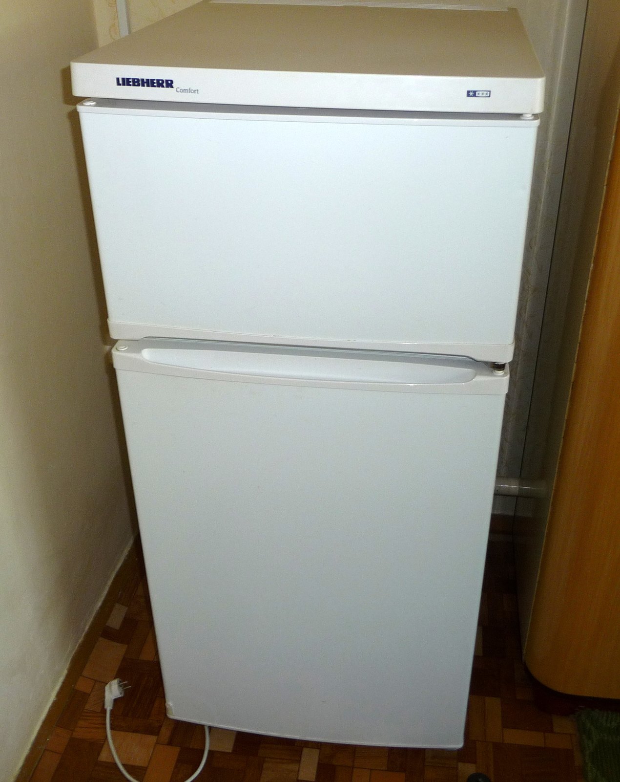 Liebherr Comfort fridge-freezer, white top-mount combination, photograph