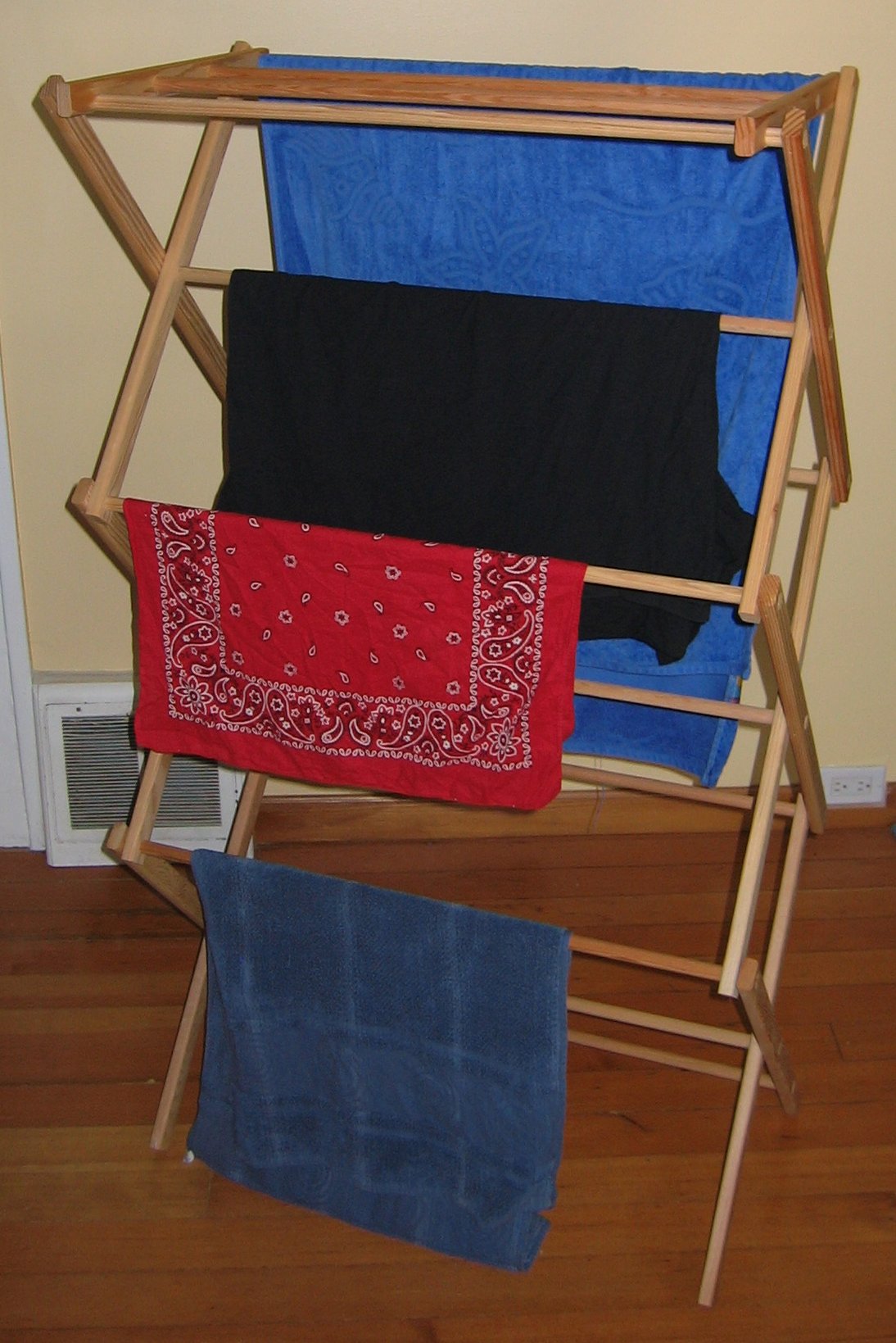 Wooden clothes airer (Foppapedretti Gulliver example)